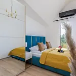 Exclusive Różana With Ac&balcony View 1 Km To The By Renters