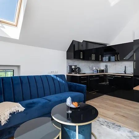 Exclusive Rozana With Ac & Balcony View 1 Km To The By Renters Apartmán