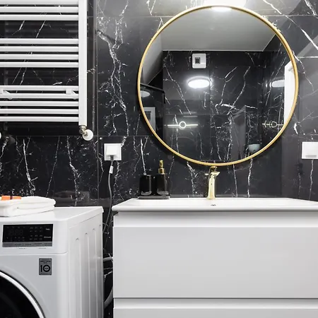 Exclusive Rozana With Ac & Balcony View 1 Km To The By Renters Appartement *